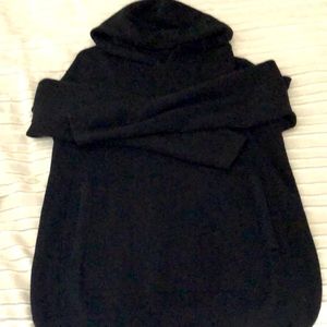 Black men’s sweater lulu lemon like new